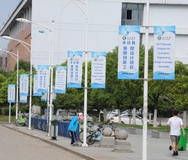 沢山のSPIEDの旗で宣伝