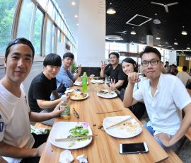 国際チームで食事