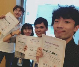 チームで受賞の記念写真