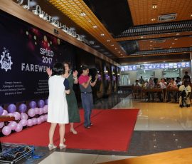 江蘇大学教員による歌で幕開け