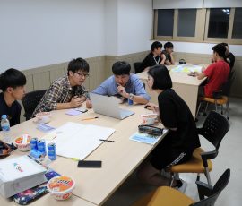 夜まで自習するチームも!