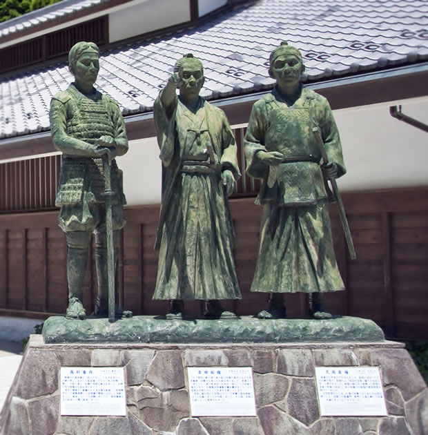 「道の駅　萩往還」に建立の銅像（左より、高杉晋作、吉田松陰、久坂玄瑞）