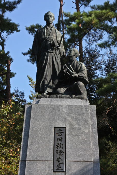 松陰先生生誕地の近くに建立の銅像